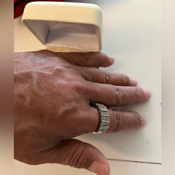 Genuine Diamond ring set in pure sterling silver. Silver size 8. - Picture 6 of 7